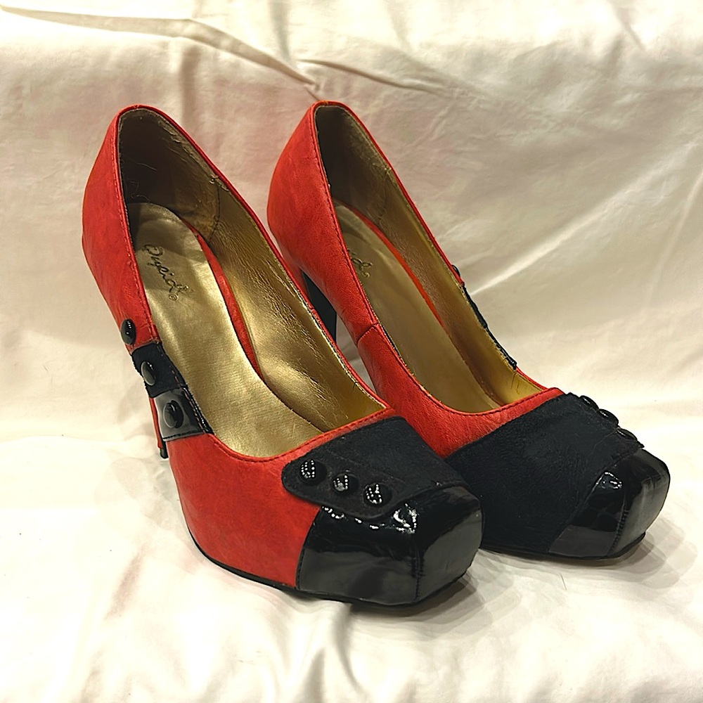 Qupid - Unique Red and Black Pump. Size 8